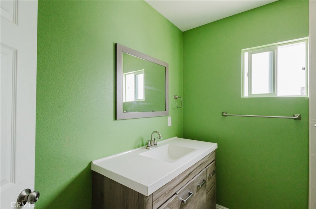 2226 Hauser Boulevard Los Angeles, CA 90016 - Photo 7 of 44