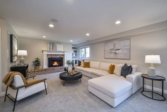 $899,000 | 4733 Roslyn Road, Downers Grove, IL 60515