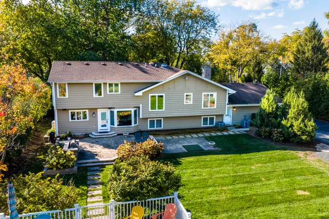 $899,000 | 4733 Roslyn Road, Downers Grove, IL 60515