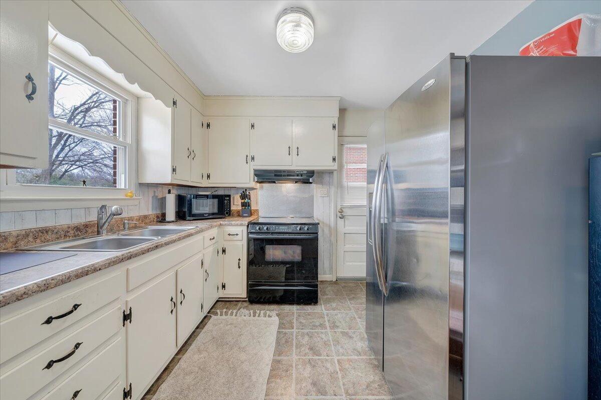 4644 Desi Road Northwest Roanoke, VA 24017 - Photo 7 of 24 a kitchen with stainless steel appliances granite countertop a refrigerator and a stove
