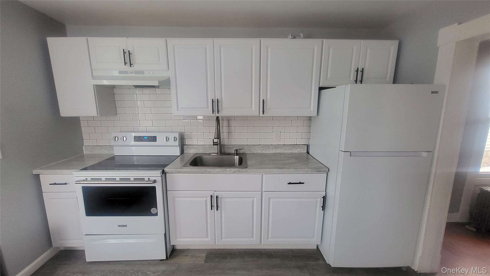 164 Thompson Street Poughkeepsie, NY 12601 - Photo 3 of 17 Kitchen with electric range