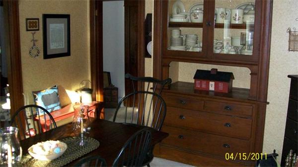 364-366 Main Street Springfield, MA 01151 - Photo 5 of 7 a living room with furniture