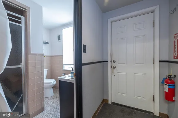 an empty room with closet and a ceiling fan