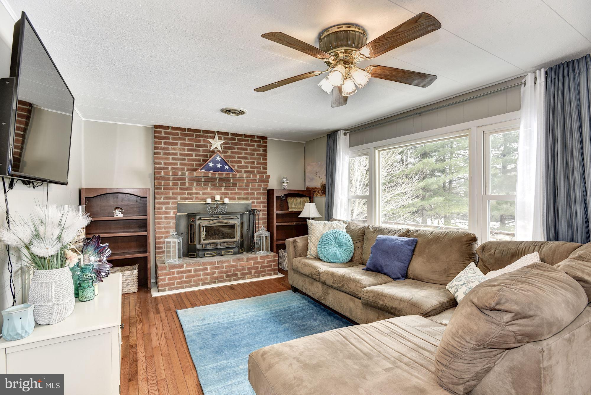 221 Dutrow Road Westminster, MD 21157 - Photo 2 of 31 Living Room