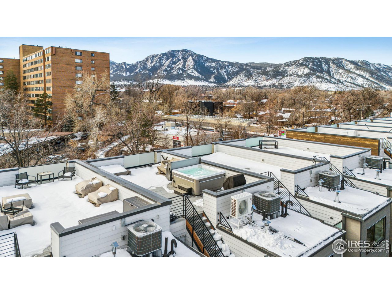 2471 Walnut Street Boulder, CO 80302 - Photo 34 of 36 a balcony with table and chairs