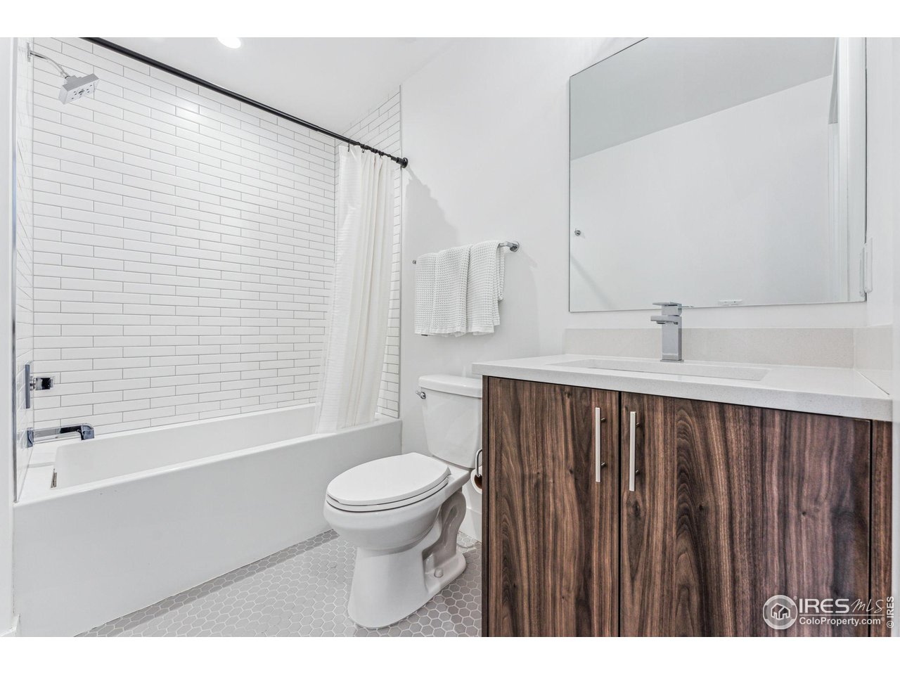2471 Walnut Street Boulder, CO 80302 - Photo 7 of 36 a bathroom with a toilet a sink and bathtub