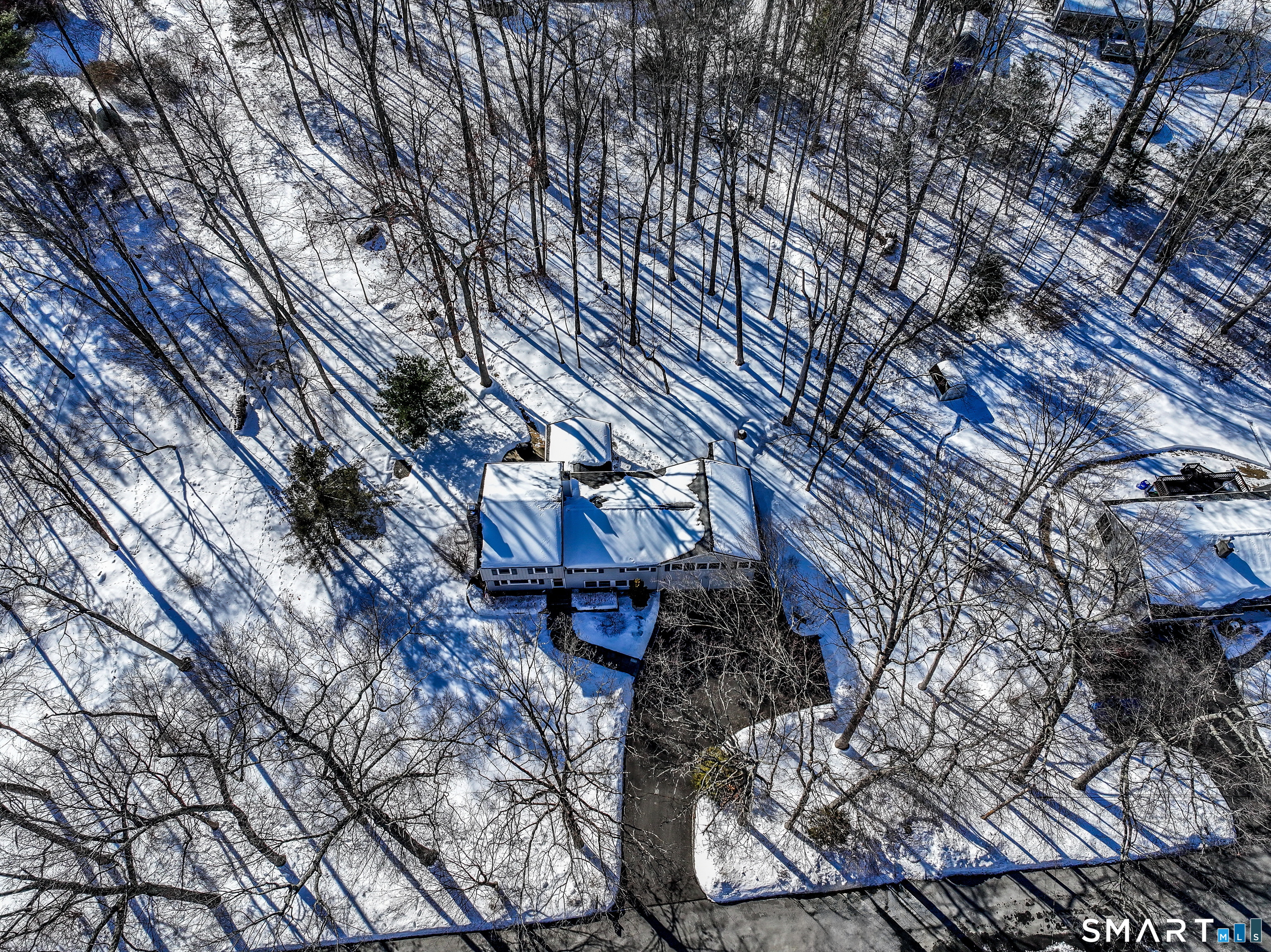 8 Marilyn Road Brookfield, CT 06804 - Photo 29 of 37 a backyard of a house with table and chairs under an umbrella