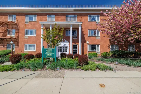 $325,500 | 22 North Forest Avenue, Unit 1E, Rockville Centre, NY 11570