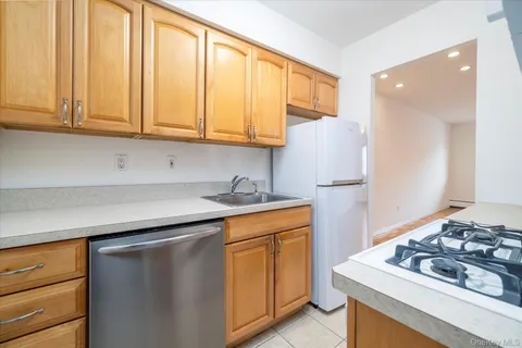 $325,500 | 22 North Forest Avenue, Unit 1E, Rockville Centre, NY 11570