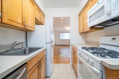 $325,500 | 22 North Forest Avenue, Unit 1E, Rockville Centre, NY 11570