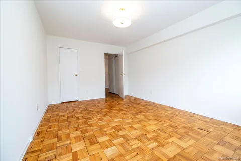 $325,500 | 22 North Forest Avenue, Unit 1E, Rockville Centre, NY 11570