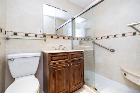 $325,500 | 22 North Forest Avenue, Unit 1E, Rockville Centre, NY 11570