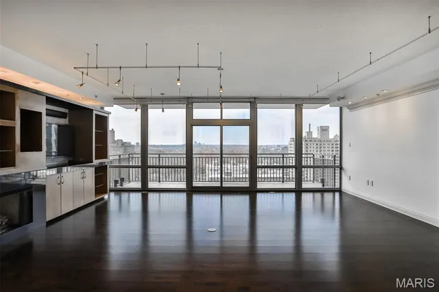 $1,499,000 | 4909 Laclede Avenue, Unit 1401, St. Louis, MO 63108