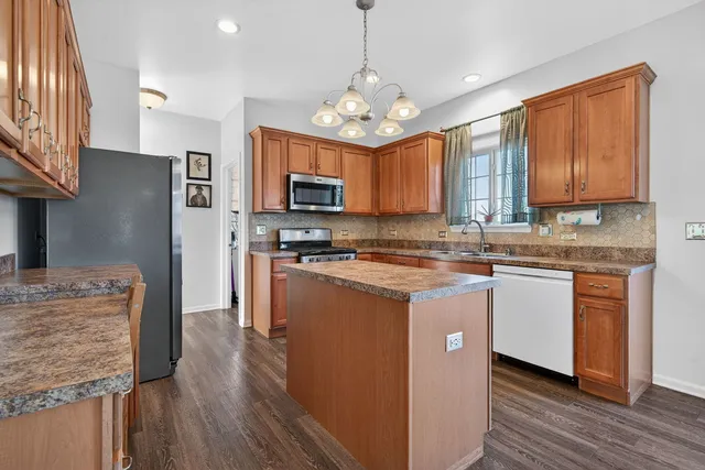 $399,900 | 837 Briarcliff Drive, Minooka, IL 60447