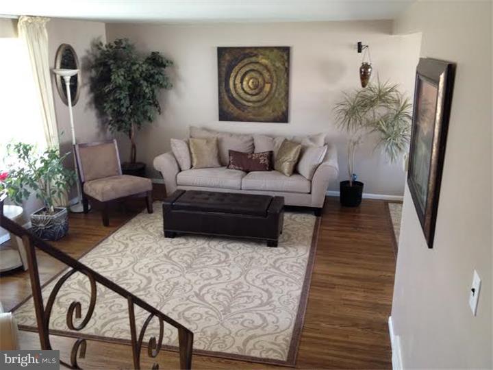 9704 Chapel Road Philadelphia, PA 19115 - Photo 4 of 25 Living Room