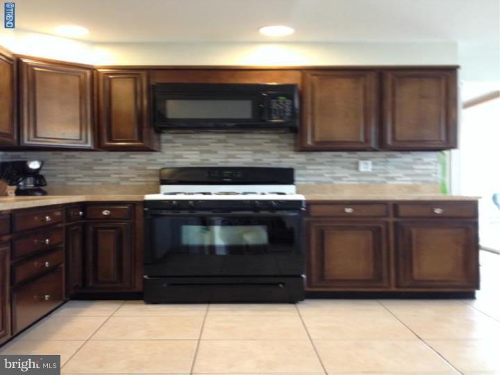 9704 Chapel Road Philadelphia, PA 19115 - Photo 7 of 25