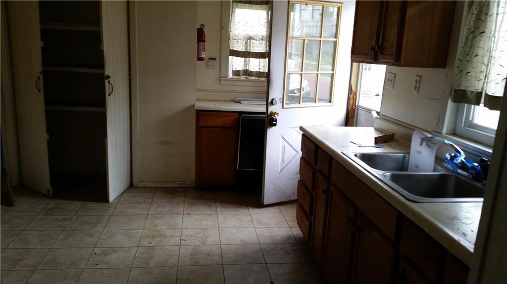 217 Bruce Street McKees Rocks, PA 15136 - Photo 3 of 8