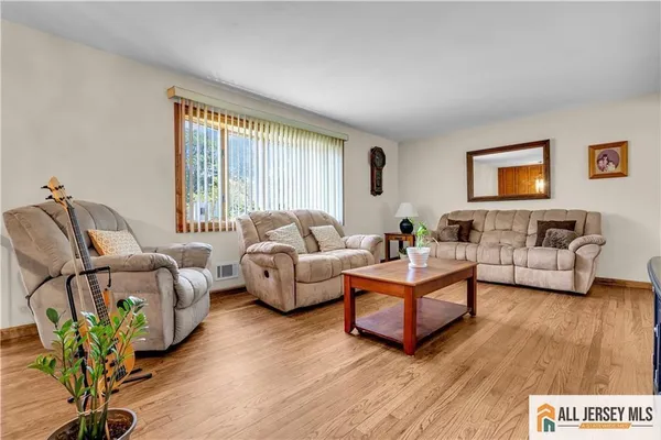 $799,999 | 8 Whitehall Avenue, Edison, NJ 08820