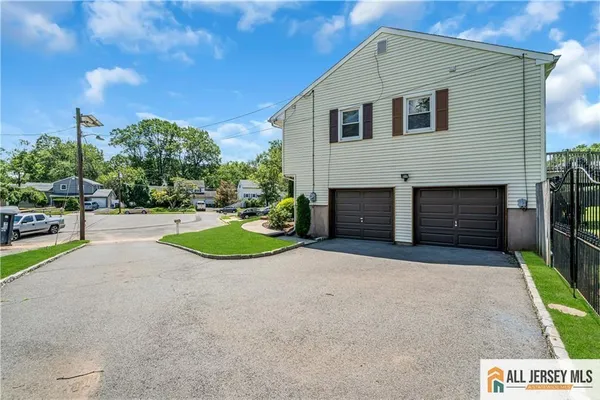 $799,999 | 8 Whitehall Avenue, Edison, NJ 08820