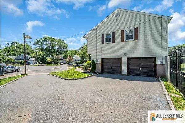$799,999 | 8 Whitehall Avenue, Edison, NJ 08820