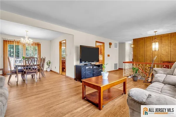 $799,999 | 8 Whitehall Avenue, Edison, NJ 08820