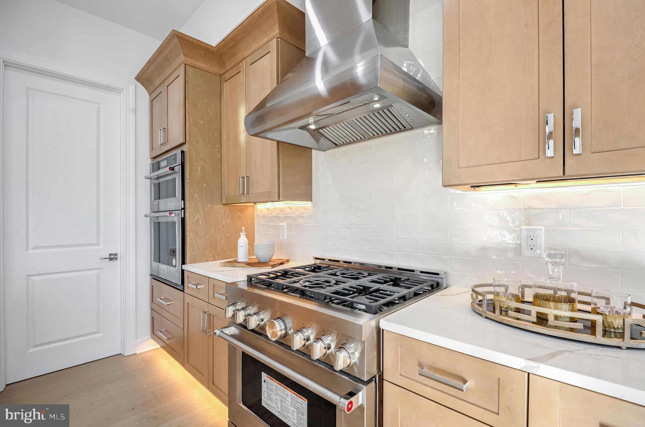 1809 Shenandoah Road Alexandria, VA 22308 - Photo 20 of 77 Under Cabinet LED Lighting