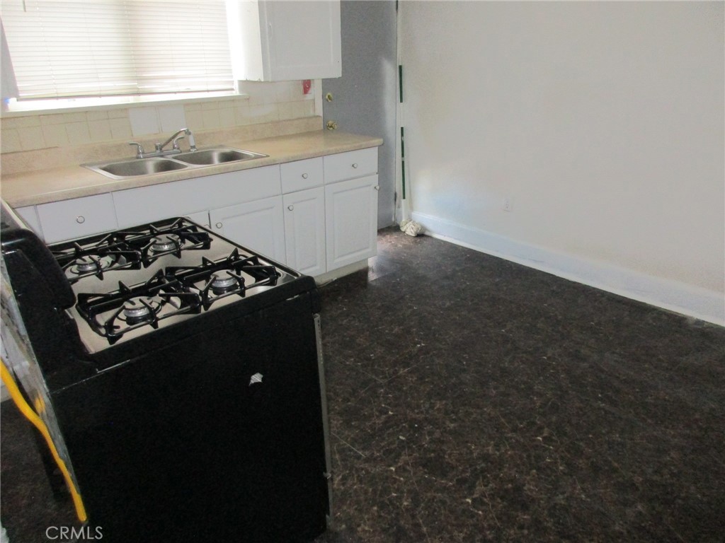 3076 Lemon Street Riverside, CA 92501 - Photo 9 of 28 3074 - KITCHEN