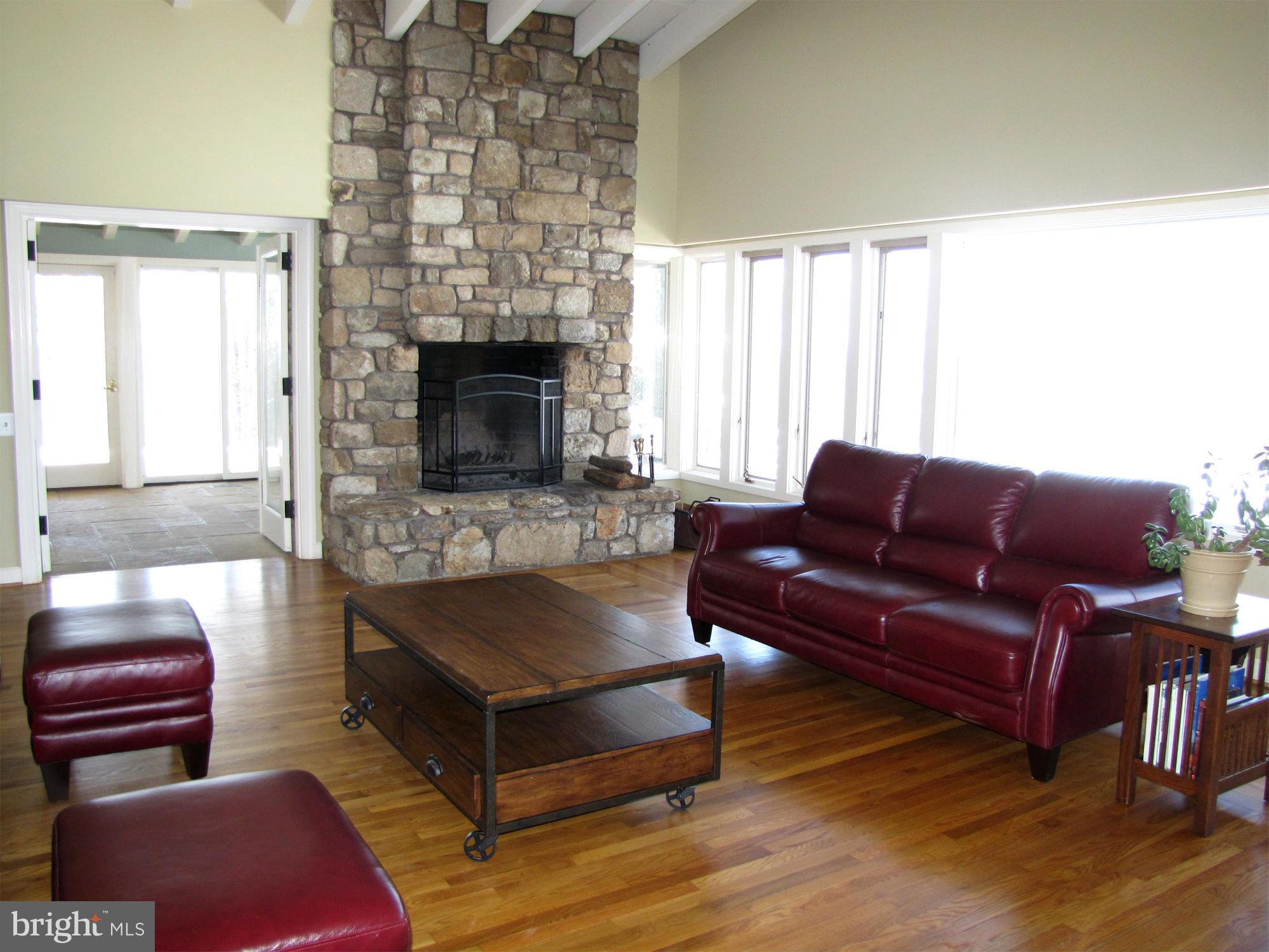 6219 Evergreen Mountain Road Broad Run, VA 20137 - Photo 4 of 29 Living Room