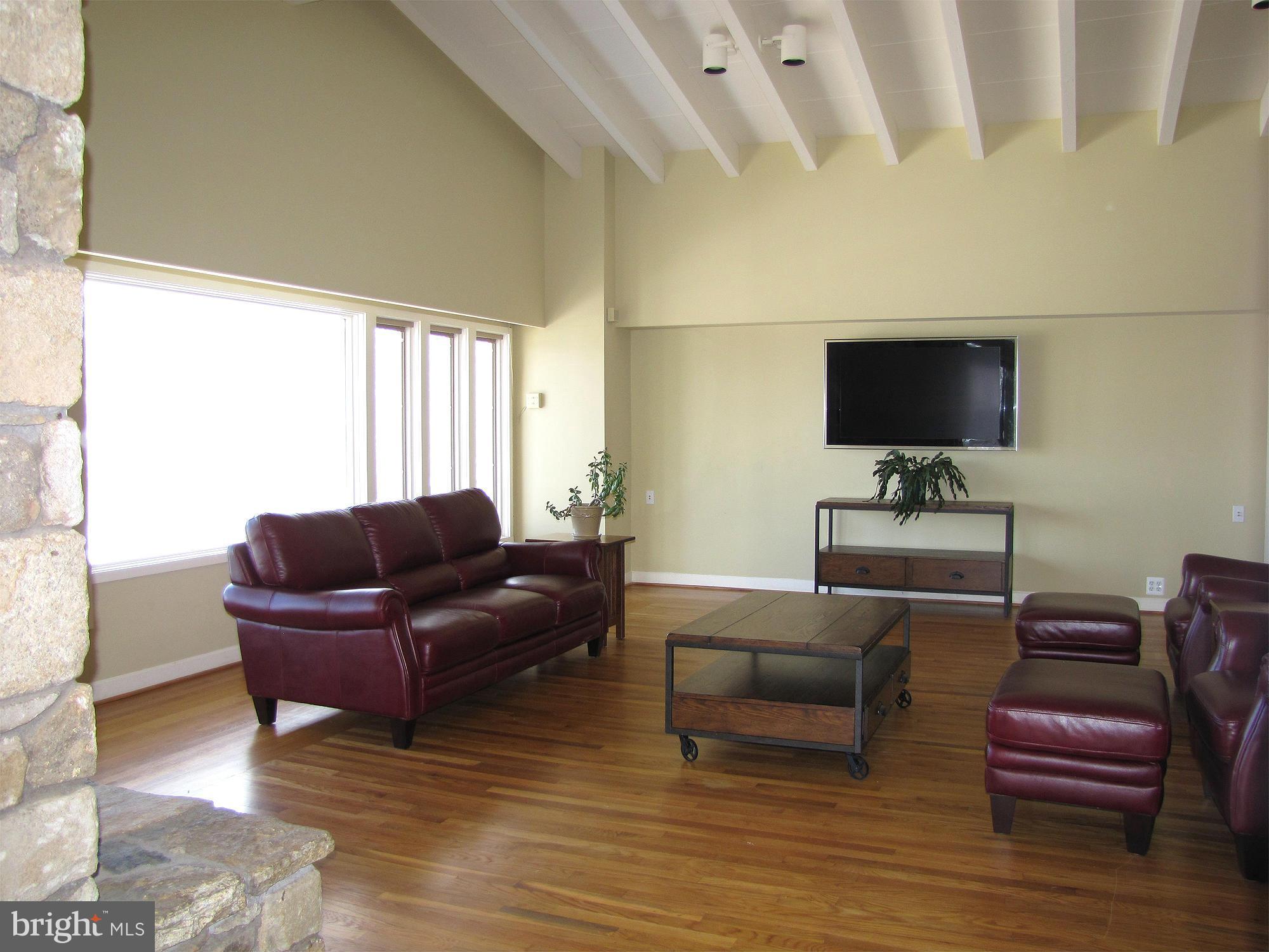 6219 Evergreen Mountain Road Broad Run, VA 20137 - Photo 5 of 29 Living Room