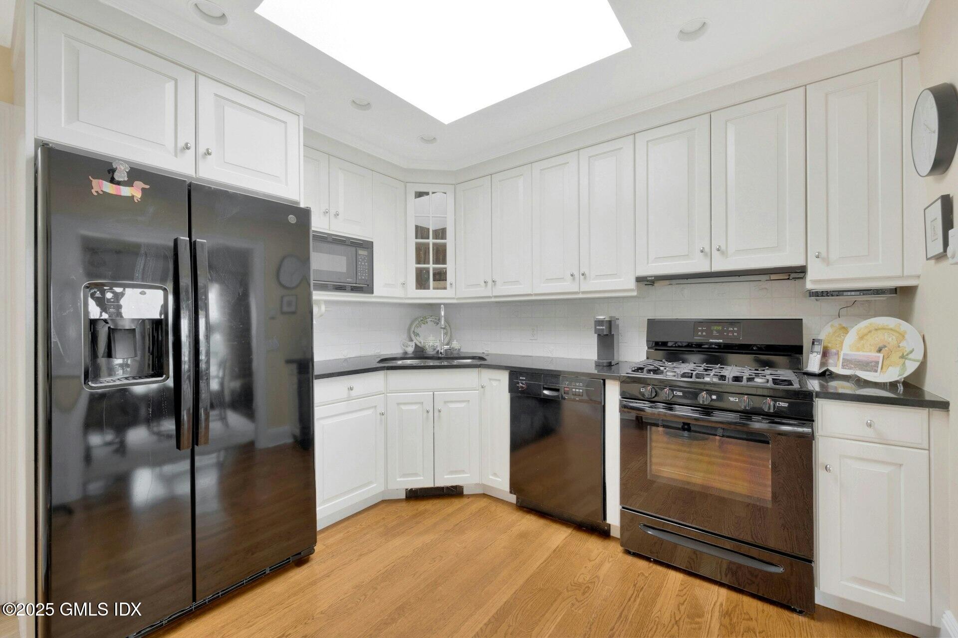 4 Sound Shore Drive, Unit 24 Greenwich, CT 06830 - Photo 7 of 21 009-486873-MTZ_7354_14342417