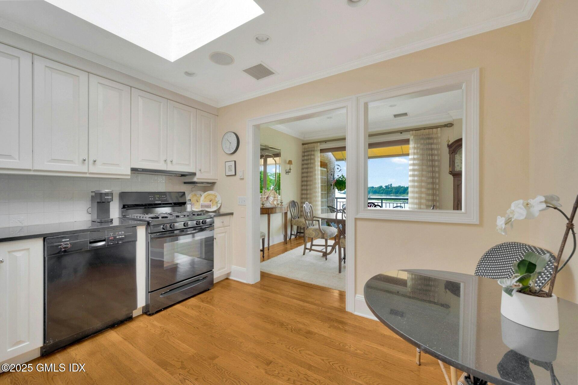 4 Sound Shore Drive, Unit 24 Greenwich, CT 06830 - Photo 8 of 21 010-486873-MTZ_7359_14342418