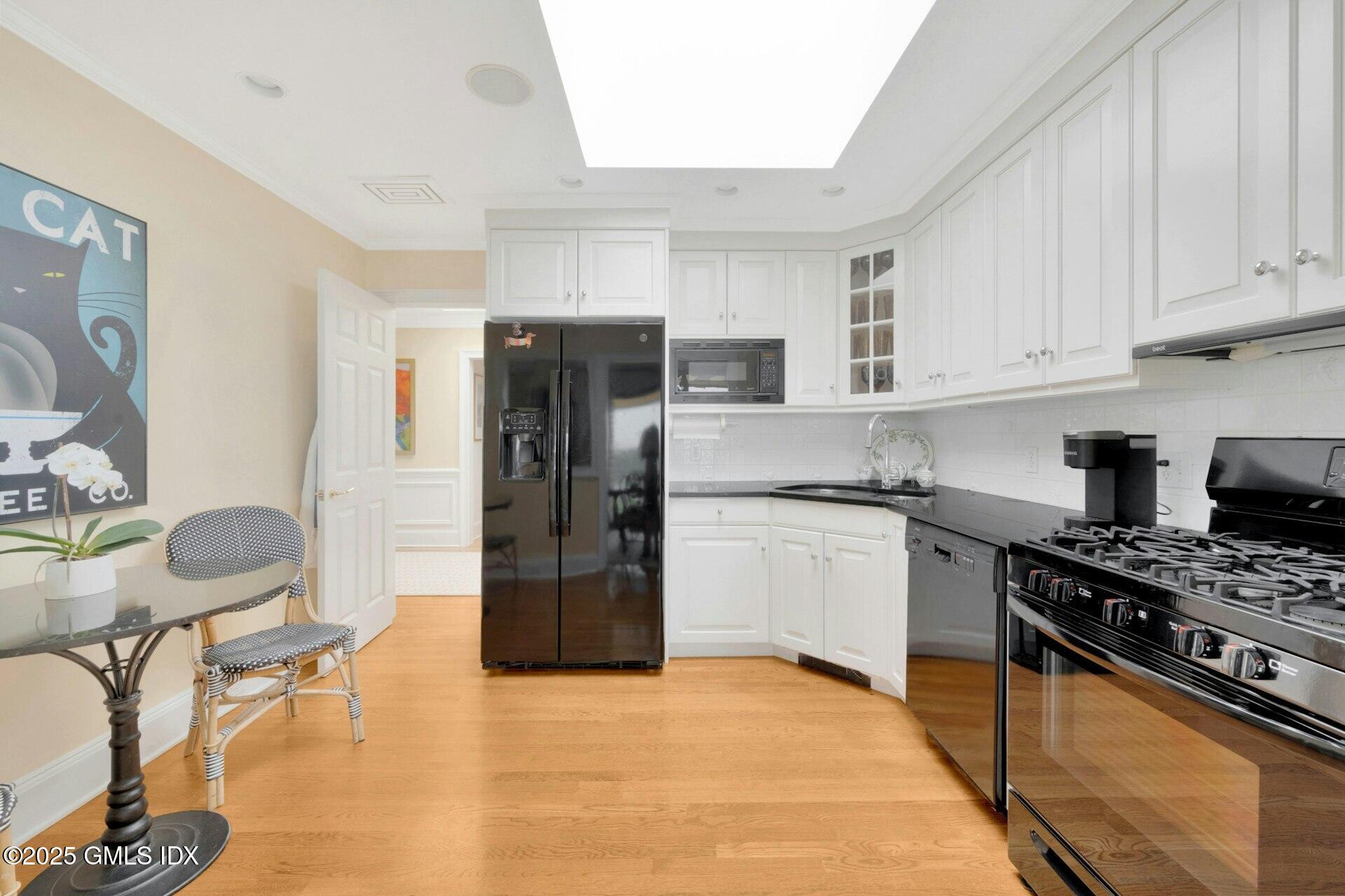 4 Sound Shore Drive, Unit 24 Greenwich, CT 06830 - Photo 9 of 21 011-486873-MTZ_7344_14342415