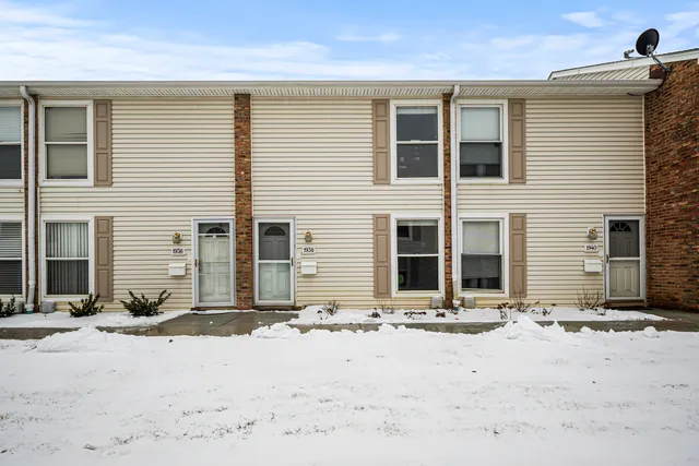 $215,000 | 1938 Huntington Boulevard, Hoffman Estates, IL 60169