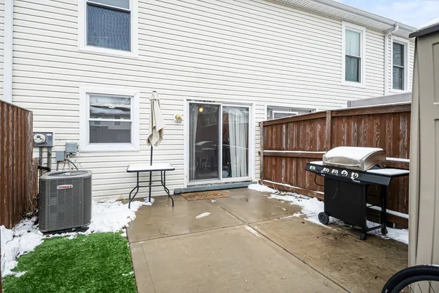 $215,000 | 1938 Huntington Boulevard, Hoffman Estates, IL 60169