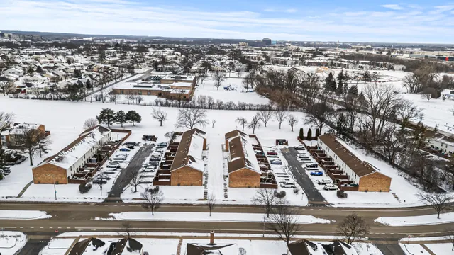 $215,000 | 1938 Huntington Boulevard, Hoffman Estates, IL 60169