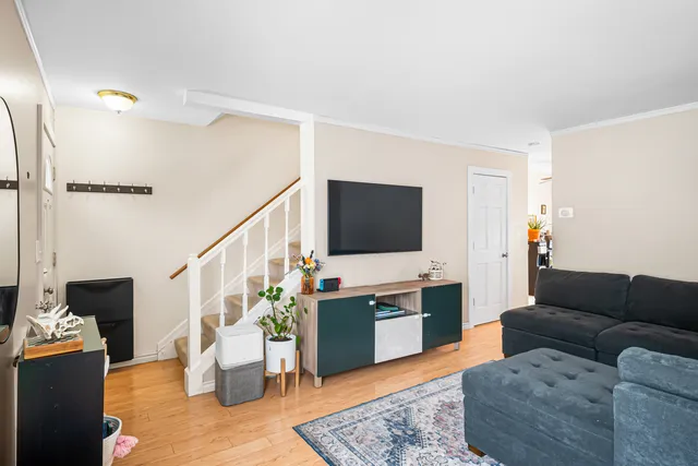 $215,000 | 1938 Huntington Boulevard, Hoffman Estates, IL 60169