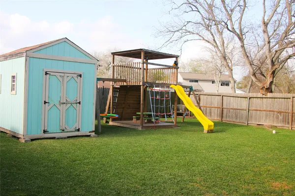 $275,000 | 1122 Chase Park Drive, Bacliff, TX 77518