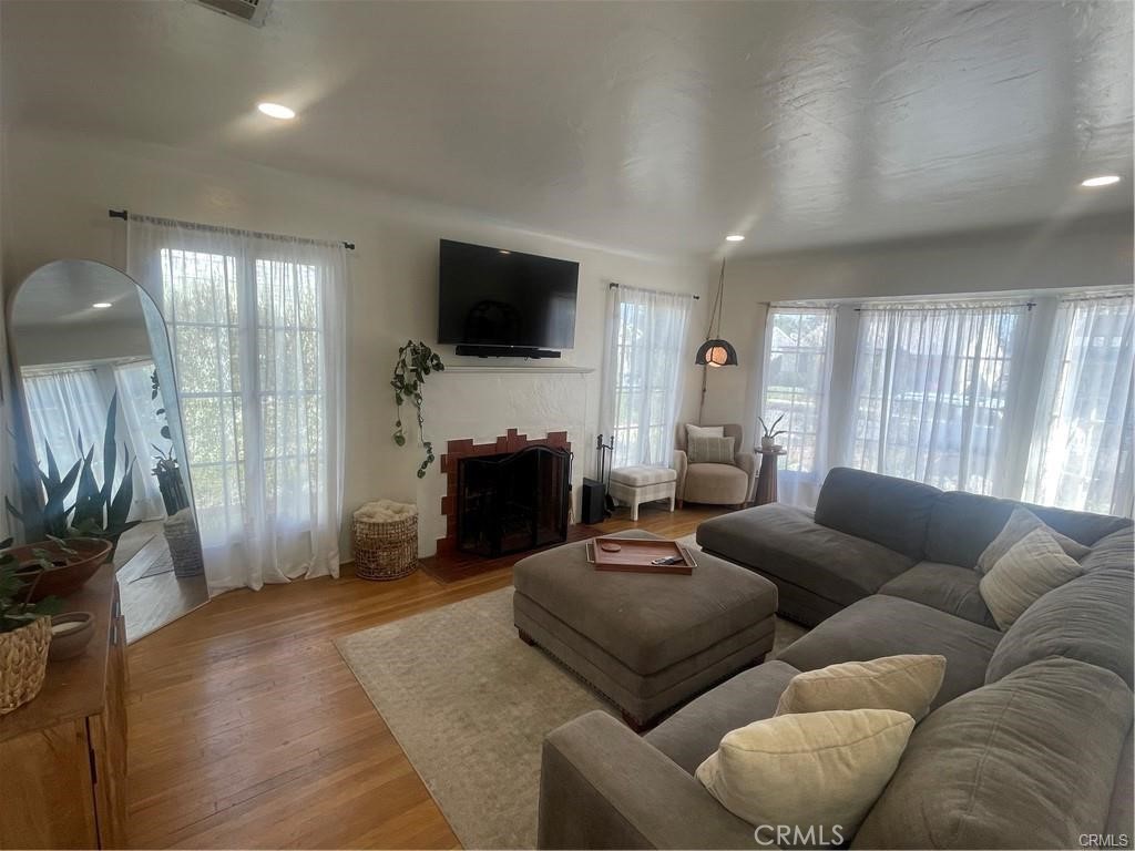 4586 Sunnyside Drive Riverside, CA 92506 - Photo 9 of 36 Recessed lighting