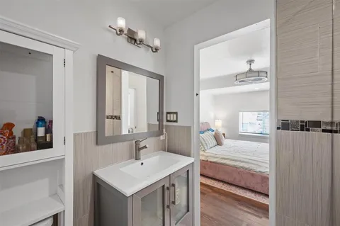 a en suite bathroom with a sink and a mirror