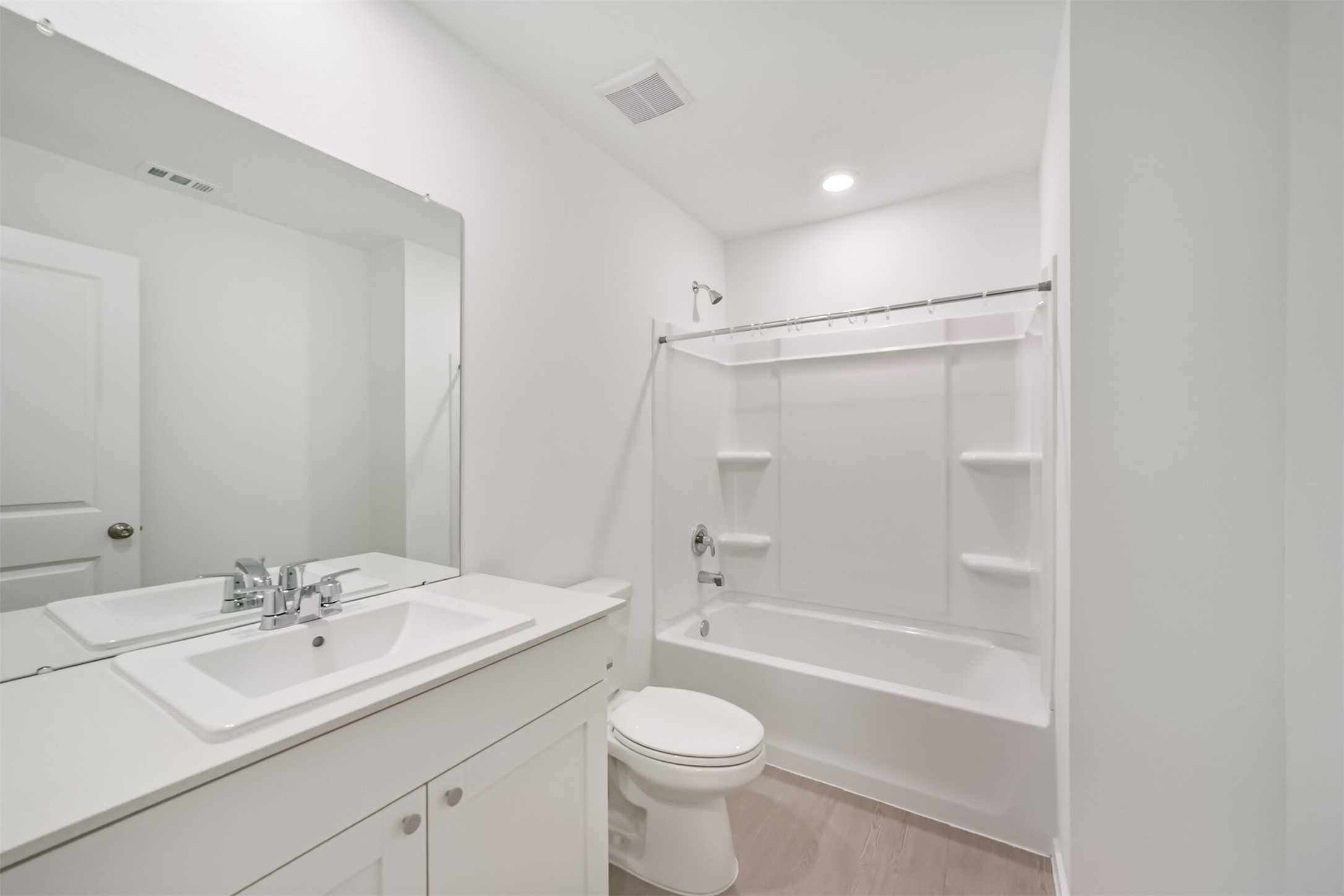 648 Burlina Road La Marque, TX 77568 - Photo 28 of 31 Secondary/Guest full bathroom