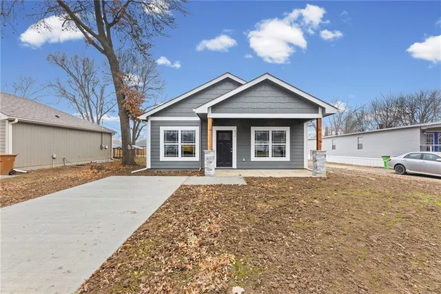 $216,900 | 832 East Hamblin Street, Ottawa, KS 66067