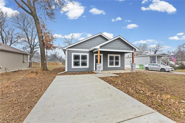 $216,900 | 832 East Hamblin Street, Ottawa, KS 66067