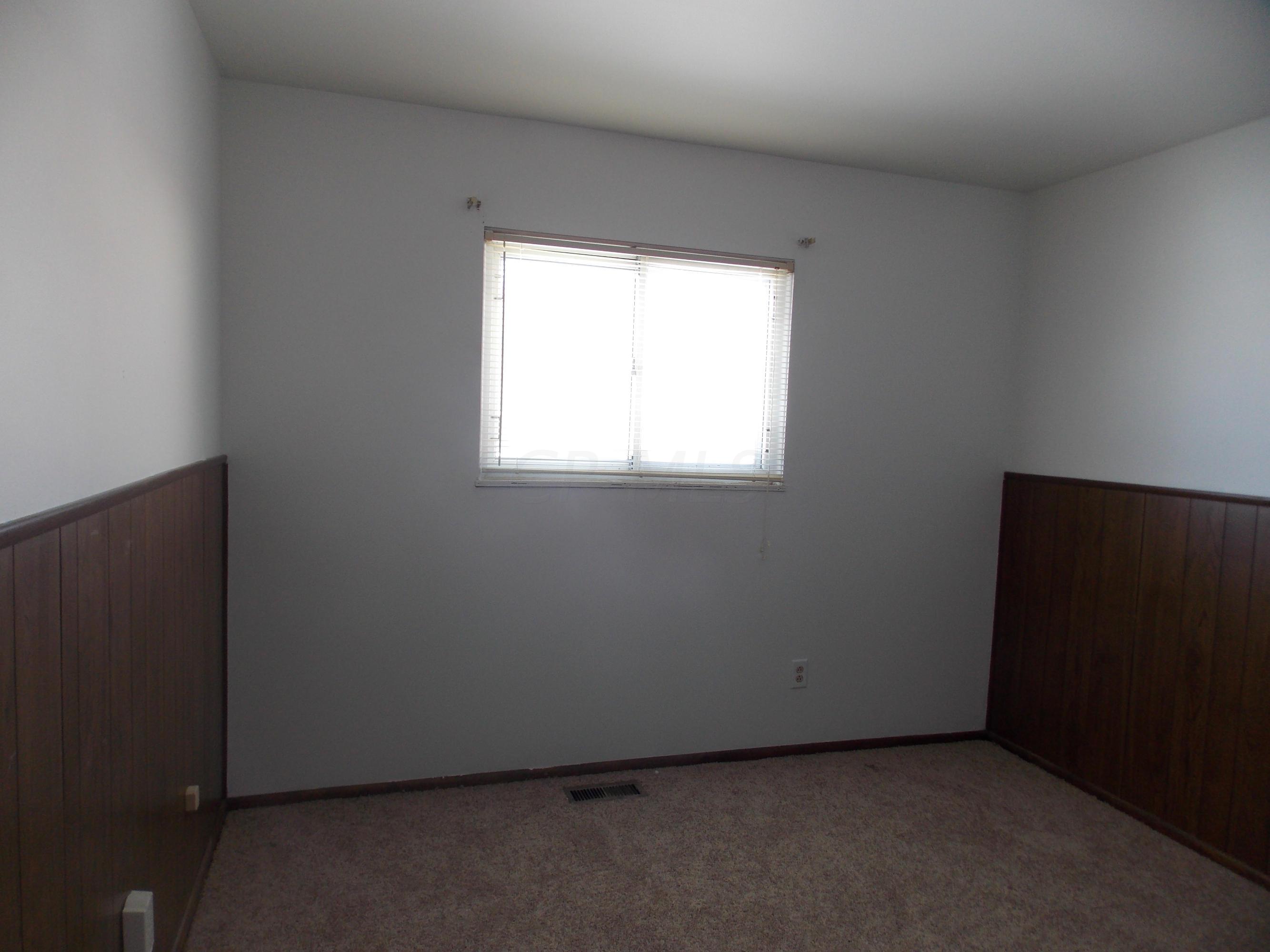2114 Rochelle Place Columbus, OH 43232 - Photo 3 of 14 Gallery Image 3
