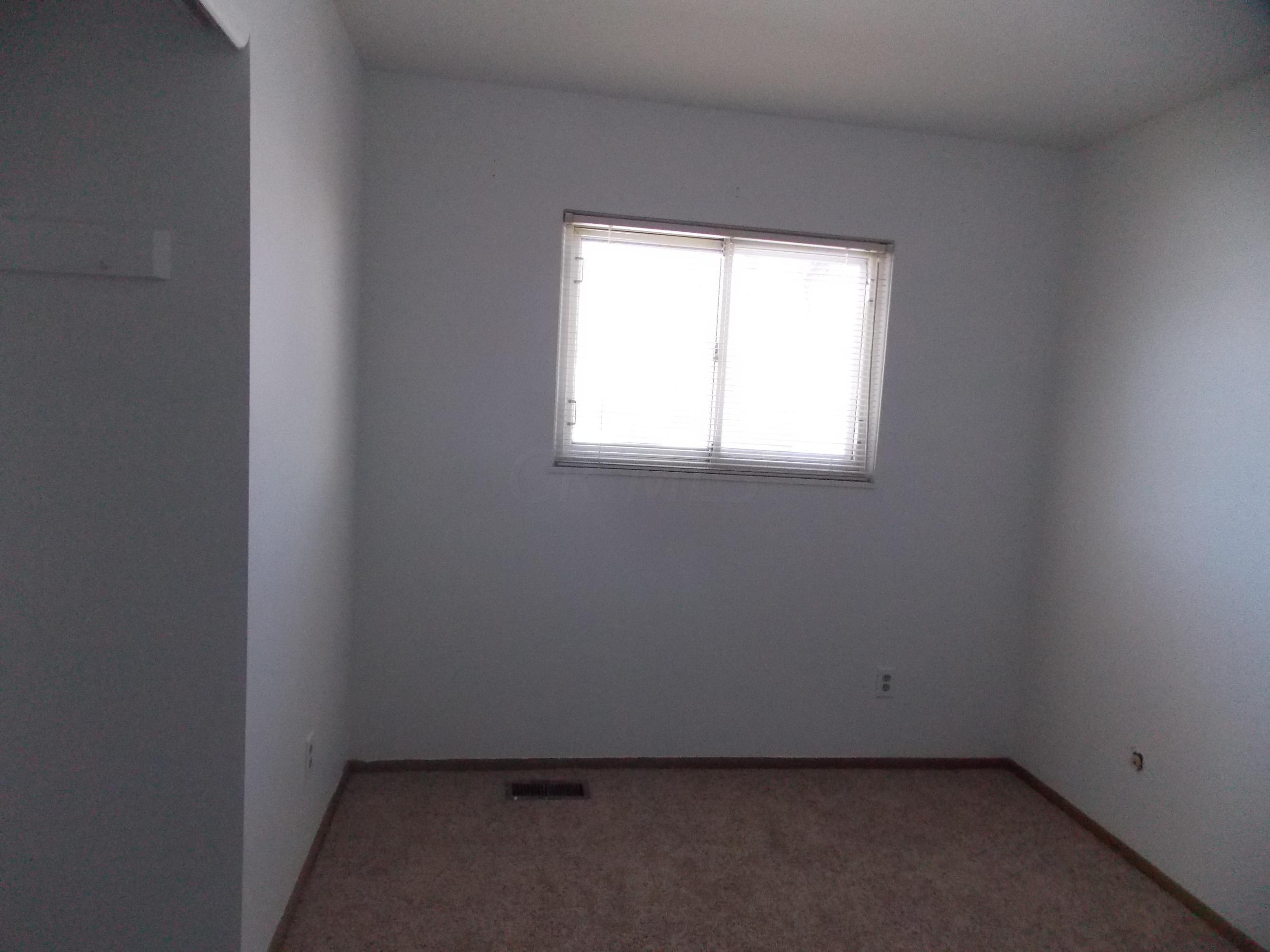 2114 Rochelle Place Columbus, OH 43232 - Photo 5 of 14 Gallery Image 5