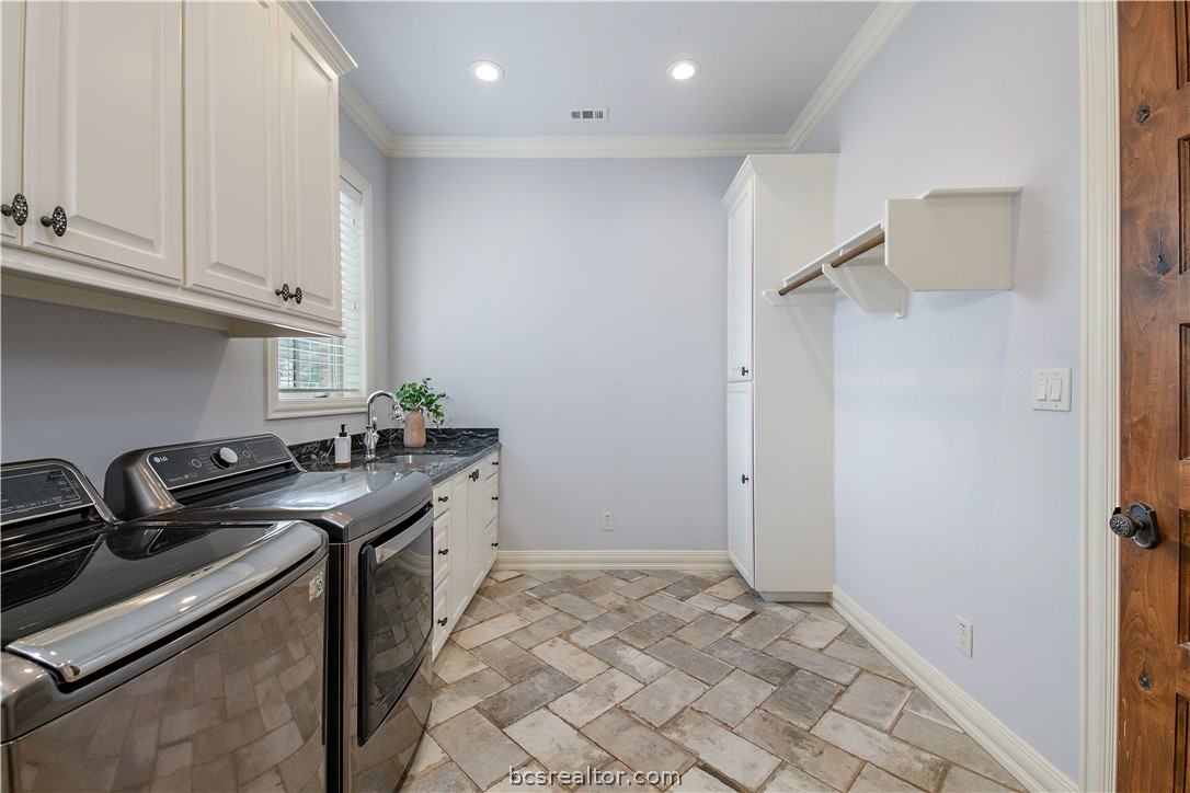 4207 Tuscany Court Bryan, TX 77802 - Photo 22 of 46 a kitchen that has a sink and a stove