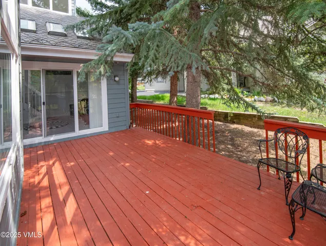 a view of a pathway with a yard