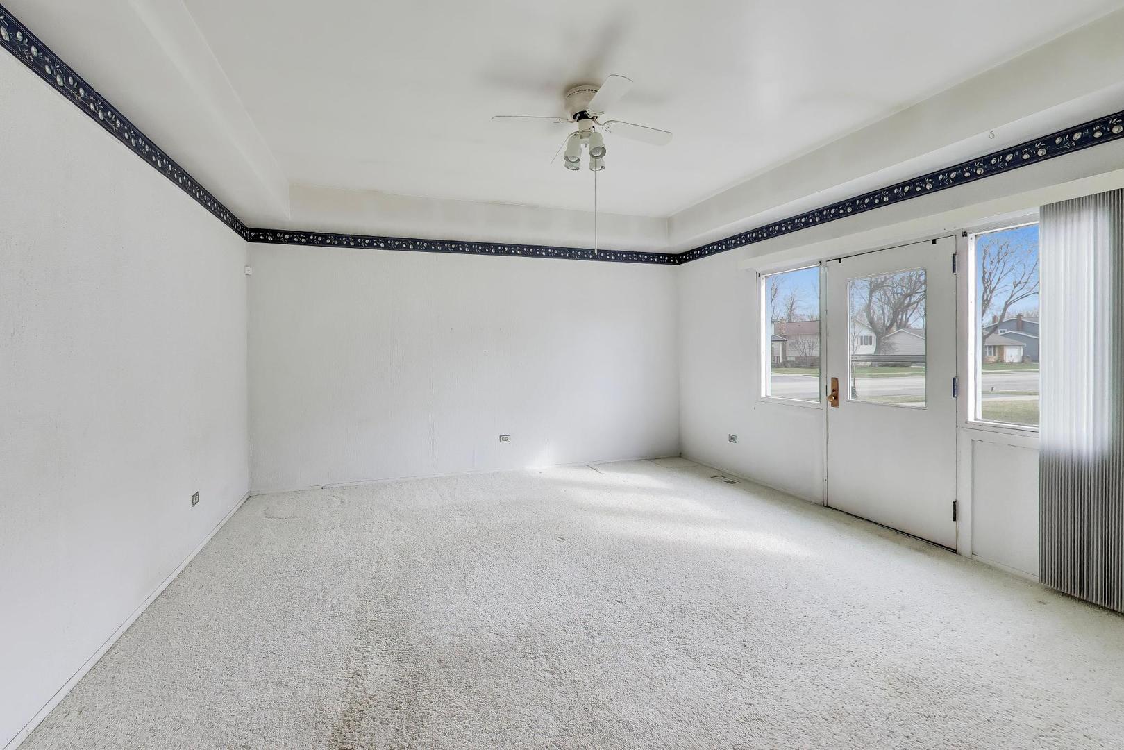 2703 North Ridge Avenue Arlington Heights, IL 60004 - Photo 19 of 51 a view of an empty room with a window