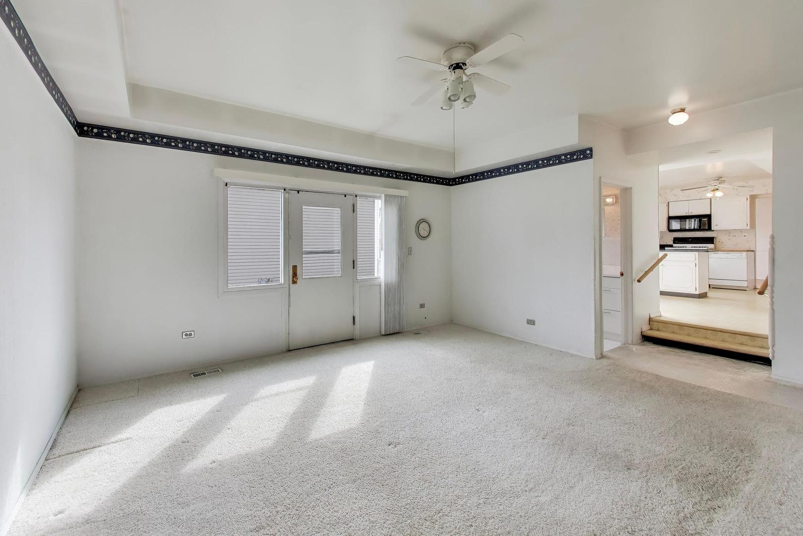 2703 North Ridge Avenue Arlington Heights, IL 60004 - Photo 20 of 51 a view of an empty room