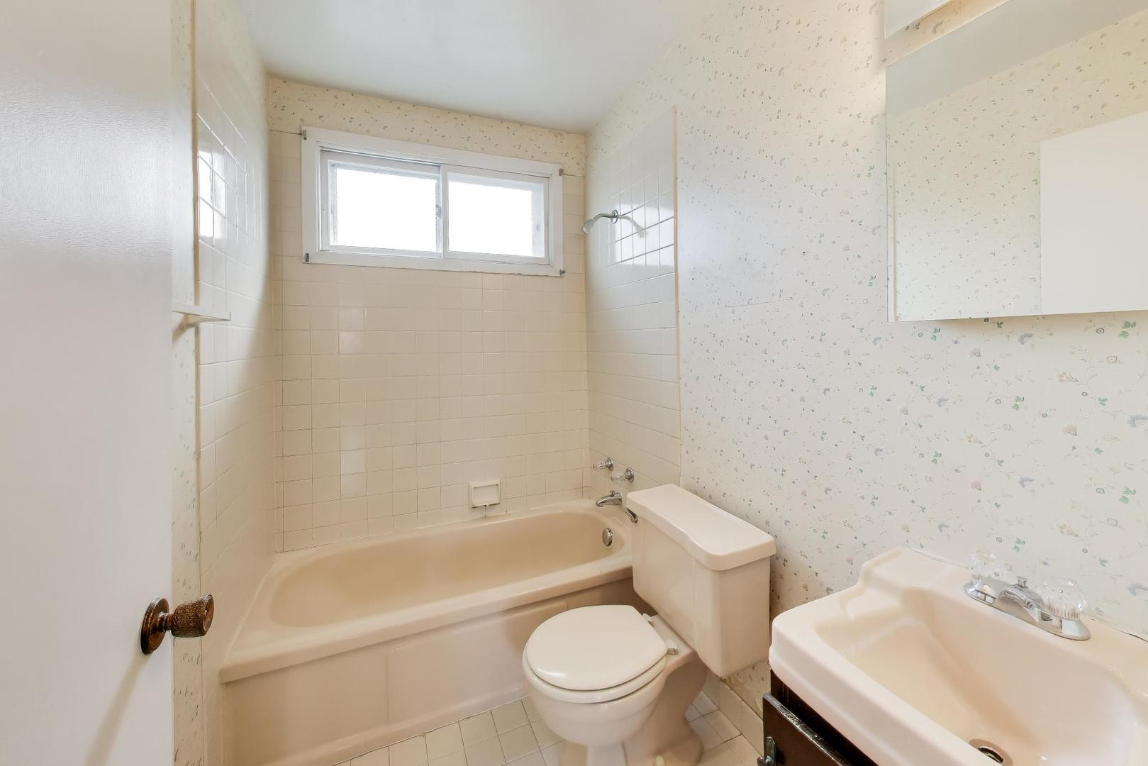2703 North Ridge Avenue Arlington Heights, IL 60004 - Photo 28 of 51 a bathroom with a sink toilet and shower