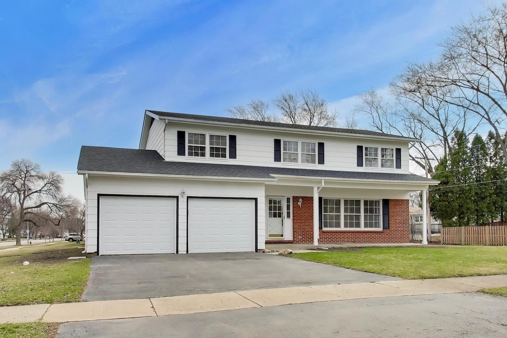 2703 North Ridge Avenue Arlington Heights, IL 60004 - Photo 3 of 51 front view of a house with a yard